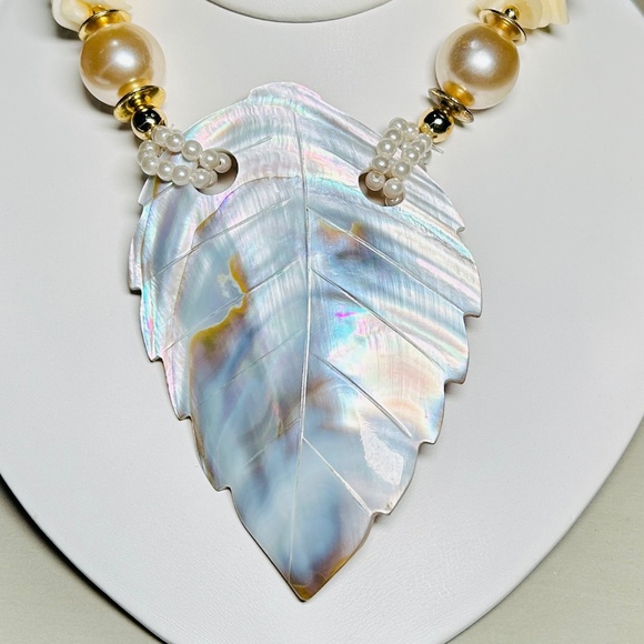 Vintage Beautiful Mother of Pearl Carved Leaf pendant necklace - Picture 8 of 16